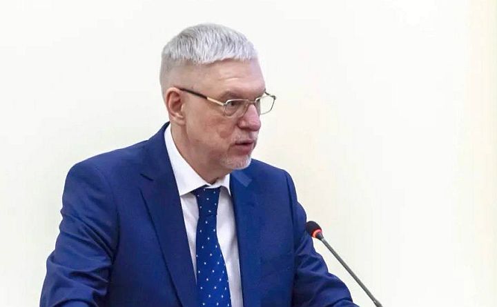 Новым заместителем главы Ростова по экономике стал Виталий Золотухин. Кадровое решение 7 мая принял глава города Александр Скрябин. Виталий Золотухин — коренной ростовчанин. Трудовую деятельность он начал в 1990 году старшим государственным налоговым инспектором в налоговой инспекции Ростова, где проработал до июля 1998 года. С 1998 года по 2002 год Золотухин работал в администрации Ростова на разных должностях: главным специалистом, начальником отдела в комитете финансов, председателем комитета финансов, заместителем директора департамента экономического развития и директором департамента экономического развития. После этого 12 лет — с марта 2002 года по ноябрь 2014 года — он был заместителем главы администрации города по вопросам экономики. Однако в ноябре 2024 года глава администрации города Сергей Горбань уволил замов и глав департаментов транспорта и ЖКХ — всего 10 человек. В их числе оказался Золотухин. После увольнения из мэрии Золотухин с 2014 по 2017 год работал начальником финансового управления Ростовского регионального агентства поддержки предпринимательства. А с 2017 по 2024 год занимал различные должности на предприятиях дорожно-строительной отрасли. С октября 2024 года и до нового назначения Виталий Золотухин замещал должность замдиректора департамента имущественно-земельных отношений Ростова. Отметим, что именно Золотухин претендовал на место главы администрации Ростова вместе с Александром Скрябиным. Они вышли в финал конкурса. Однако депутаты гордумы единогласно проголосовали за кандидатуру Скрябина. #новости #ростов #скрябин #золотухин #политика #новостиростова