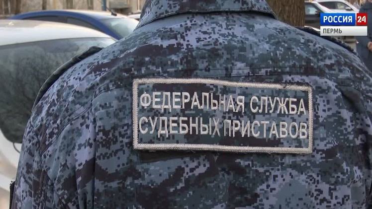 Жителю Прикамья пришлось заплатить более 500 тысяч рублей за чужие штрафы ГИБДД Житель Добрянки продал свой автомобиль по договору купли-продажи, но с регистрационного учета ее не снял, понадеявшись, что переоформлением права собственности займется покупатель. Однако новый владелец не стал утруждать себя обращением в ГИБДД, вместо этого, он начал активно нарушать правила дорожного движения на территории Московской области. Прикамец приходившие на его имя письма из Центра видеофиксации игнорировал, думая, что раз машина ему уже не принадлежит, то и чужие штрафы он оплачивать не обязан. А тем временем на исполнении в отделении судебных приставов находилось уже 452 исполнительных производства о взыскании штрафов ГИБДД и исполнительского сбора за несвоевременную их уплату. В итоге прикамцу пришлось оплатить в полном объеме все имеющиеся штрафы на общую сумму более 500 тысяч рублей.