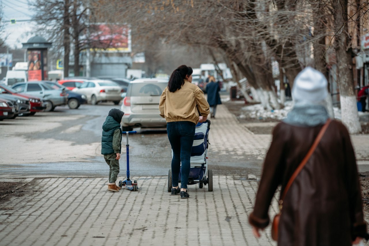 ‍ ‍ ‍  Для многодетных семей ввели новую меру соцподдержки - Минтруд Башкирии  В 2024 году статус многодетной семьи остается таковым до достижения старшим ребенком 23 лет. Однако это действует при условии, если ребенок продолжает учиться в колледже или вузе. Это позволит уже совершеннолетним членам поддерживать статус многодетной семьи при назначении определенных выплат.  К примеру, получать частичную компенсацию стоимости обучения ребенка в колледже, ежемесячное пособие на ребенка, денежную компенсацию на оплату коммунальных услуг, налоговые льготы и другие федеральные и региональные меры. То есть дети, уже ставшие совершеннолетними, но продолжающие обучение, войдут в состав семьи при назначении выплат и определении льгот. Раньше законодательством это не было предусмотрено, – пояснила министр семьи, труда и соцзащиты Башкирии Ленара Иванова.