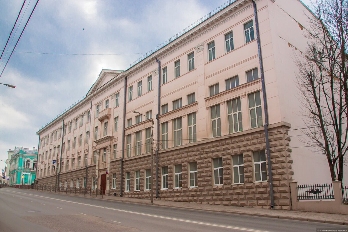 ‼ Преподавателя Смоленской сельхозакадемии приговорили к 8 годам колонии за участие в «продаже» дипломов В Смоленске продолжается расследование крупной коррупционной схемы в государственной сельскохозяйственной академии СГСХА . Напомним, что совместными усилиями сотрудников УФСБ и регионального УМВД пресечена деятельность группы преподавателей и руководства вуза, которые за деньги оформляли фиктивное обучение студентов. Как это работало: С 2018 по 2023 год группа преподавателей во главе с временным ректором принимала деньги за зачисление и хорошие оценки Взятки брали от 2 до 216 тысяч рублей Всего они получили больше 14 миллионов рублей В схеме участвовал даже муж одной из сотрудниц, который искал желающих купить диплом Первые приговоры 23 июня суд вынес обвинительный приговор 38-летней доценту академии, признанной виновной в 163 эпизодах получения взяток. Ей назначено: 8 лет колонии общего режима Штраф 3 миллиона рублей Исполнение наказания отложено до достижения ее ребенком 14 лет. Приговор пока не вступил в законную силу. Расследование в отношении других участников преступной группы продолжается. Важное в Смоленске