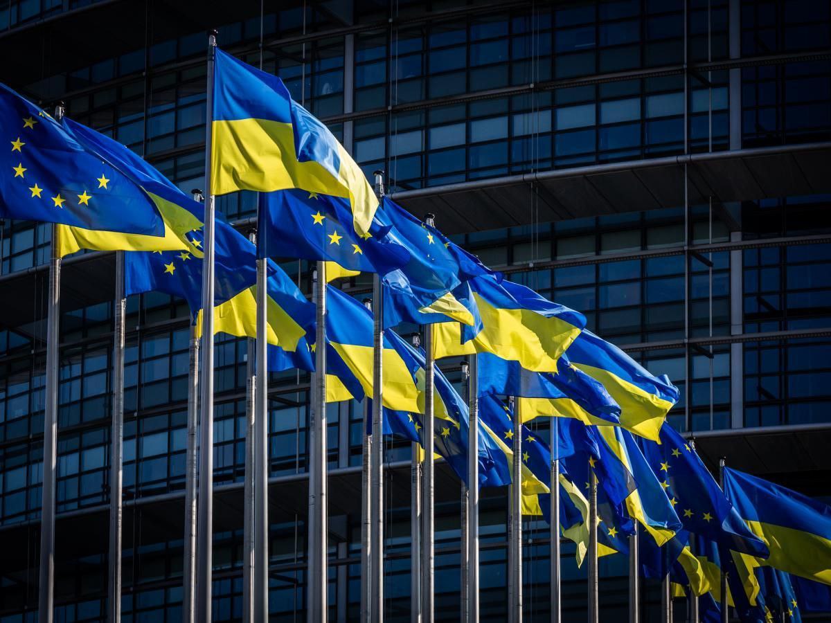 Украина, Совет Европы и десятки стран готовятся подписать документы о трибунале против руководства РФ 9 мая во Львове руководство Украины, Совет Европы и министры иностранных дел десятков стран подпишут документы о создании специального трибунала для привлечения к ответственности высшего руководства России. Об этом сообщают западные СМИ со ссылкой на проекты соглашений. Согласно документам, трибунал будет заниматься расследованием «основного международного преступления, совершённого против Украины» и сосредоточится на наказании тех, кто, по мнению подписантов, несёт наибольшую ответственность. Участники также призовут другие государства и международные организации поддержать инициативу. НАШИ РЕСУРСЫ: Telegram Tik-tok YouTube RUTUBE