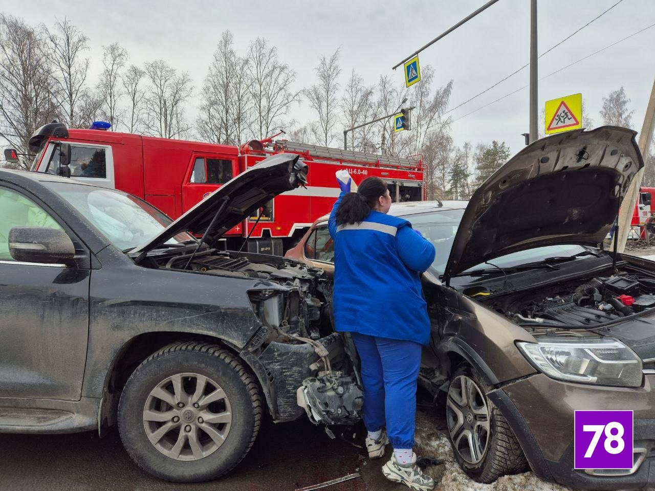 Водитель скорой сам обесточил столкнувшиеся в Сертолово машины  На Выборгском шоссе произошло ДТП с участием двух иномарок. Подоспевшей бригаде скорой помощи пришлось решать не только медицинские вопросы. Водитель Константин самостоятельно обесточил столкнувшиеся машины Renault и Land Cruiser, об этом рассказали в Telegram-канале ГБУЗ ЛО «Станция скорой медицинской помощи».  Спасатели пожарной части Сертолово деблокировали пострадавшего из сильно поврежденного автомобиля.  В больнице у мужчины диагностировали открытую черепно-мозговую травму, сотрясение головного мозга, переломы ребер и травмы груди и живота.    Telegram-канал «Скорая помощь Ленобласти»    Подписаться   Прислать новость