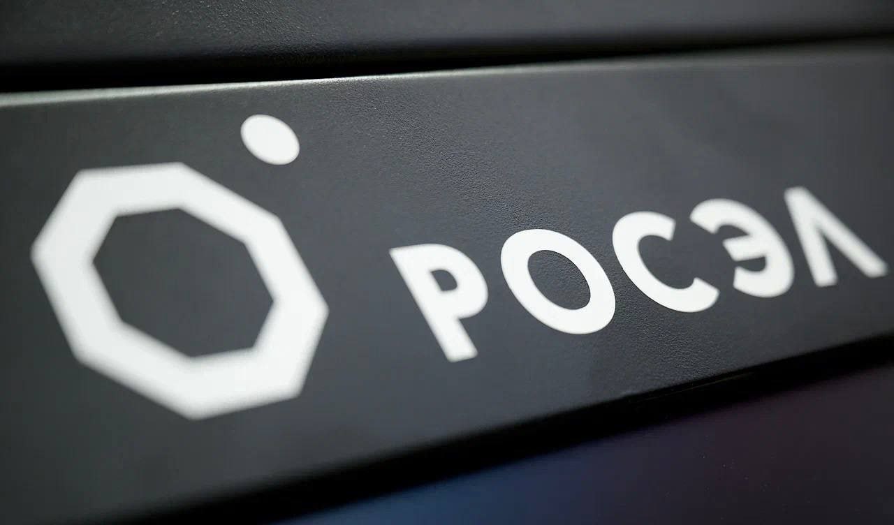 Ростех проводит летные испытания новых многофункциональных дронов.  Наш холдинг Росэл разрабатывает новую линейку полностью отечественных универсальных гражданских беспилотников.  Сегодня в нее входят три изделия – гексакоптер, который можно применять, например, для распыления реагентов. Также разработаны два варианта дронов самолетного типа с электрическим и бензиновым маршевым двигателем. Самолетные беспилотники имеют возможность вертикального взлета и посадки. Они предназначены для визуального и инструментального мониторинга территорий.  Дроны оснащены российской системой автоматического пилотирования и навигации, которая позволяет выполнять полеты в автоматическом режиме, но с возможностью перехода на ручное управление. Связь между беспилотниками и наземной станцией защищена от внешних воздействий и помех. Она дублируется резервными каналами.    Опытные образцы изделий уже проходят сертификационные летные испытания. К продукции проявляют интерес агропредприятия и добывающие компании, а также учебные заведения, планирующие использовать ее в своих образовательных программах.