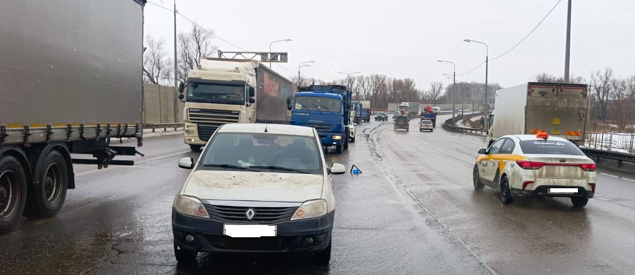 Сводка ДТП  За прошедшие сутки на дорогах Рязанской области зарегистрировано 2 дорожно-транспортных происшествия, в результате которых 2 человека получили травмы различной степени тяжести.  В области зарегистрировано 36 ДТП с причинением материального ущерба автовладельцам.   Инспекторы дорожно-патрульной службы Госавтоинспекции выявили 290 нарушений ПДД РФ, в том числе 2 факта управления транспортным средством в состоянии опьянения, 2 отказа от прохождения медицинского освидетельствования.   3 марта, примерно в 12:20, в Рязани, на 189-ом километре автодороги М-5 «Урал», по предварительной информации, 35-летний местный житель, управляя грузовым автомобилем «КАМАЗ», совершил столкновение с автомобилем «Рено Логан» под управлением 52-летнего жителя города Пензы.   В результате происшествия 17-летняя пассажирка автомобиля «Рено Логан» получила травмы и была доставлена в медицинское учреждение.    По факту ДТП проводится проверка. Обстоятельства происшествия устанавливаются.