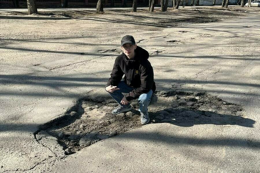 Заместитель мэра Благовещенска Виталий Рудненок оштрафован за выбоины, просадки и другие недостатки городских дорог, сообщает во вторник, 8 июля, пресс-служба Благовещенского городского суда. Дело об административном правонарушении в отношении заммэра амурской столицы рассмотрел мировой судья Благовещенского городского судебного участка № 1. Сообщается, что являясь ответственным должностным лицом, Виталий Рудненок «допустил несоблюдение требований по обеспечению безопасности дорожного движения при содержании дорог» ч. 1 ст. 12.34 КоАП РФ . Прокуратура Благовещенска вместе с ГИБДД провела проверки дорог в апреле-мае 2025 года. На улицах Пионерской, 50-летия Октября, Институтской, Кантемирова и Студенческой обнаружили выбоины, просадки и другие проблемы. Несмотря на предписания, нарушения не устранили вовремя, что угрожало безопасности водителей и пешеходов. Мировой судья установил, что Виталий Рудненок как должностное лицо не контролировал содержание дорог, что привело к систематическим нарушениям. Доводы защиты о плановых ремонтных работах не приняли во внимание, так как материалы дела подтвердили факт бездействия. Судья признал заместителя мэра города Благовещенска виновным в совершении административного правонарушения и оштрафовал на 20 тысяч рублей. Как сообщал Amur.life, это не первый штраф чиновника. Зимой он был оштрафован по аналогичной статье из-за того, что дороги вовремя не были очищены от снега и льда.