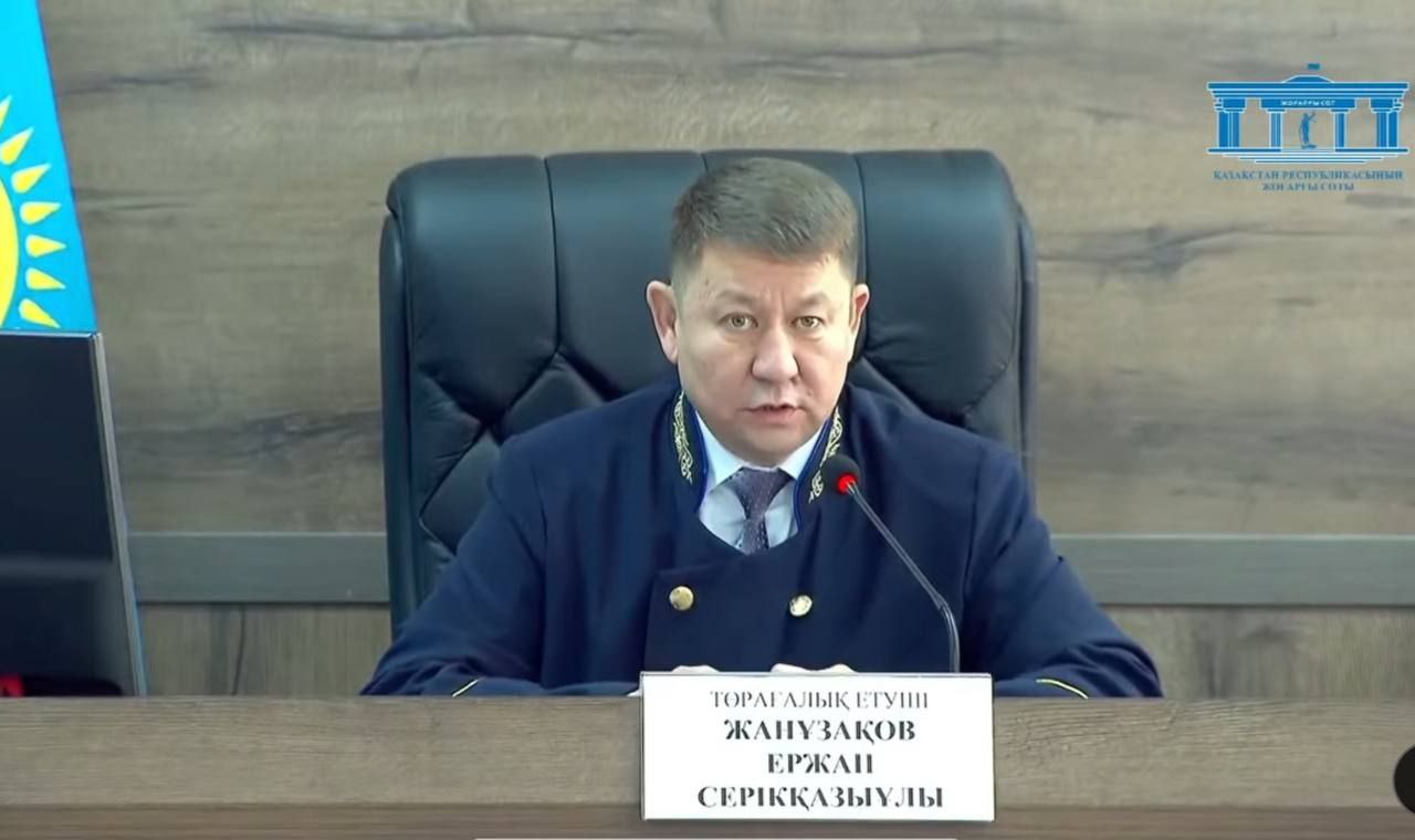 Судье по делу Шерзата Полата заявили отвод В первой половине дня сторона защиты подсудимого Шынасыла А.Н. — адвокат Абенов Ж.К. — заявил отвод председательствующему судье Ержану Жанузакову. «В соответствии с частью 11 статьи 87 УПК, отвод, заявленный судье, рассматривающему дело единолично, разрешается председателем данного суда или другим судьёй этого суда», — сообщили в пресс-службе Верховного суда. На основании данной нормы закона отвод рассмотрит судья того же суда — Беймбетов А.А. О точном времени продолжения судебного процесса пока не сообщается. Фото: Скриншот трансляции /CentralMediaNews