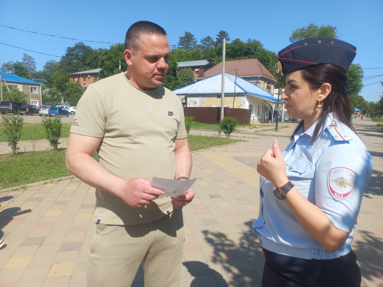 Сотрудники полиции совместно с общественниками провели беседы с населением по профилактике мошенничества В целя предупреждения мошеннических действий с использованием информационно-коммуникационных технологий и сети Интернет, сотрудники полиции совместно с активистом Виктором Квятковским провели беседы с жителями города Апшеронска. Напомнили о наиболее распространенных видах и методах, которые используют мошенники. Дали ряд рекомендаций о том, как можно обезопасить себя, а также раздали информационные листовки по предупреждению и предотвращению дистанционного мошенничества. Подозрительные фразы: «Ваш гражданский долг» «Единый расчётный счёт Центробанка» «Сообщите код из СМС» «Назовите данные карты, СНИЛС или паспорта» Не сообщайте никому: свои персональные данные номер вашей карты трехзначный код не переходите по ссылкам не отвечайте на сообщения Полиция Апшеронска