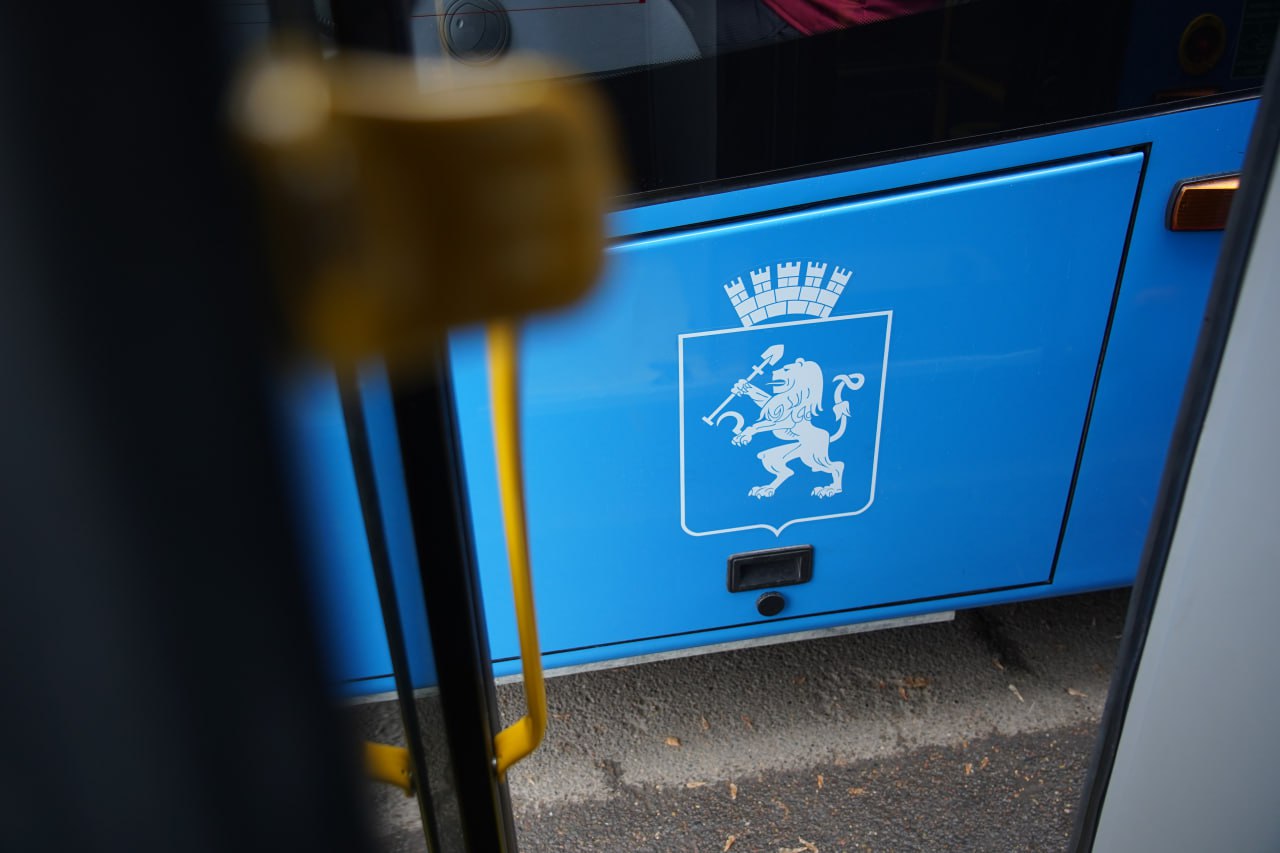 С учетом перспектив ввода в строй метротрамвая для Красноярска разработают новую маршрутную сеть Депутаты городского Совета одобрили проект программы Обеспечение пассажирских перевозок транспортом общего пользования в Красноярске В мэрии сообщили что на ее реализацию в 2026 году выделили 3 1 миллиарда рублей На обновление автобусного парка планируют потратить 1 1 миллиарда Также в планах отремонтировать помещения для размещения и обслуживания нового транспорта Кроме того в следующем году планируется закупить еще 155 автобусов на газомоторном топливе это позволит сократить вредные выбросы и повысить комфорт пассажиров Подробнее на нашем сайте   Подписаться на kpkrsk