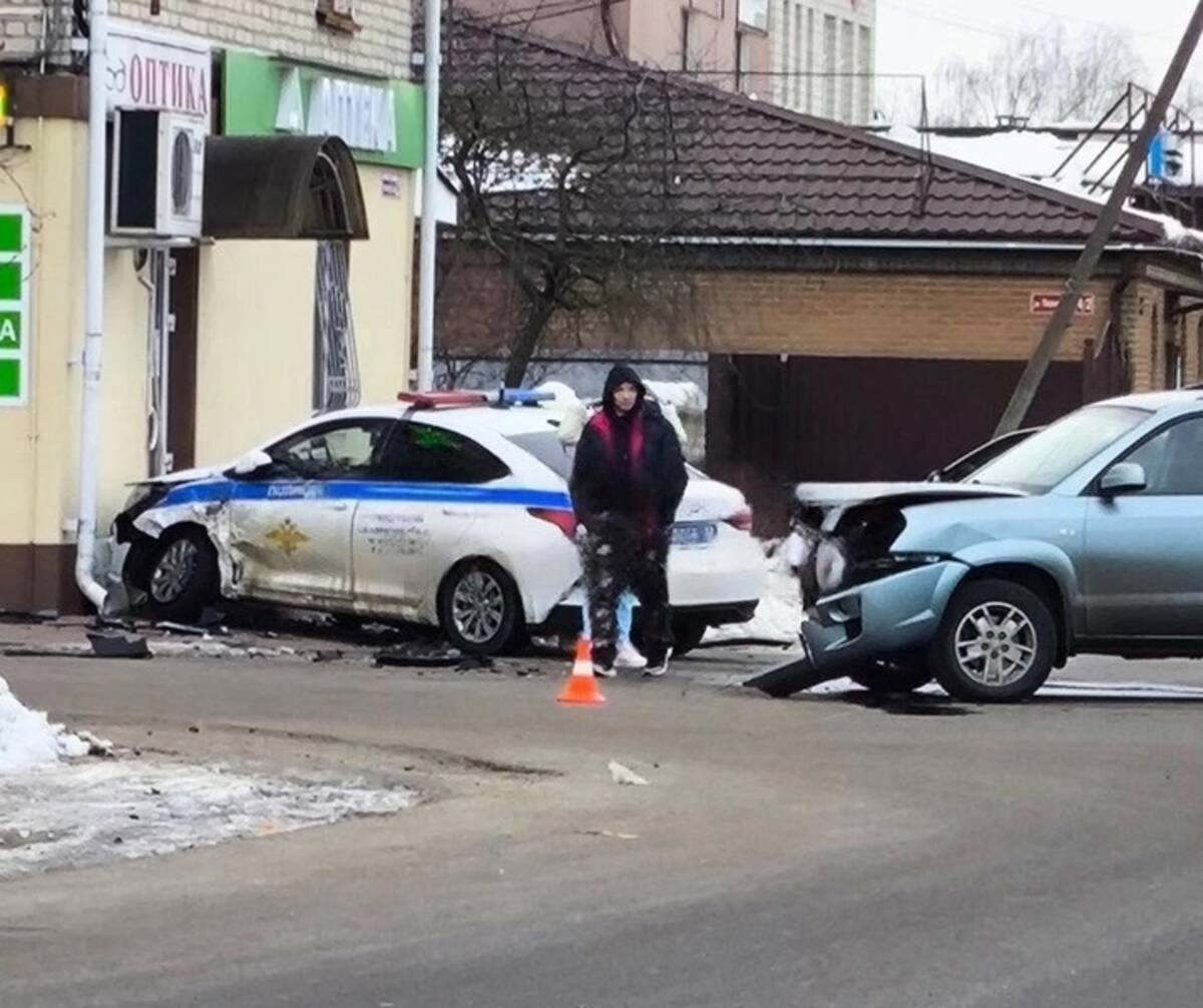 В Почепе автомобиль после ДТП врезался в аптеку  Фото появилось в соцсетях.   Машины получили серьёзные повреждения. Есть ли пострадавшие — неизвестно.   Причины ДТП устанавливаются.   Брянский навигатор