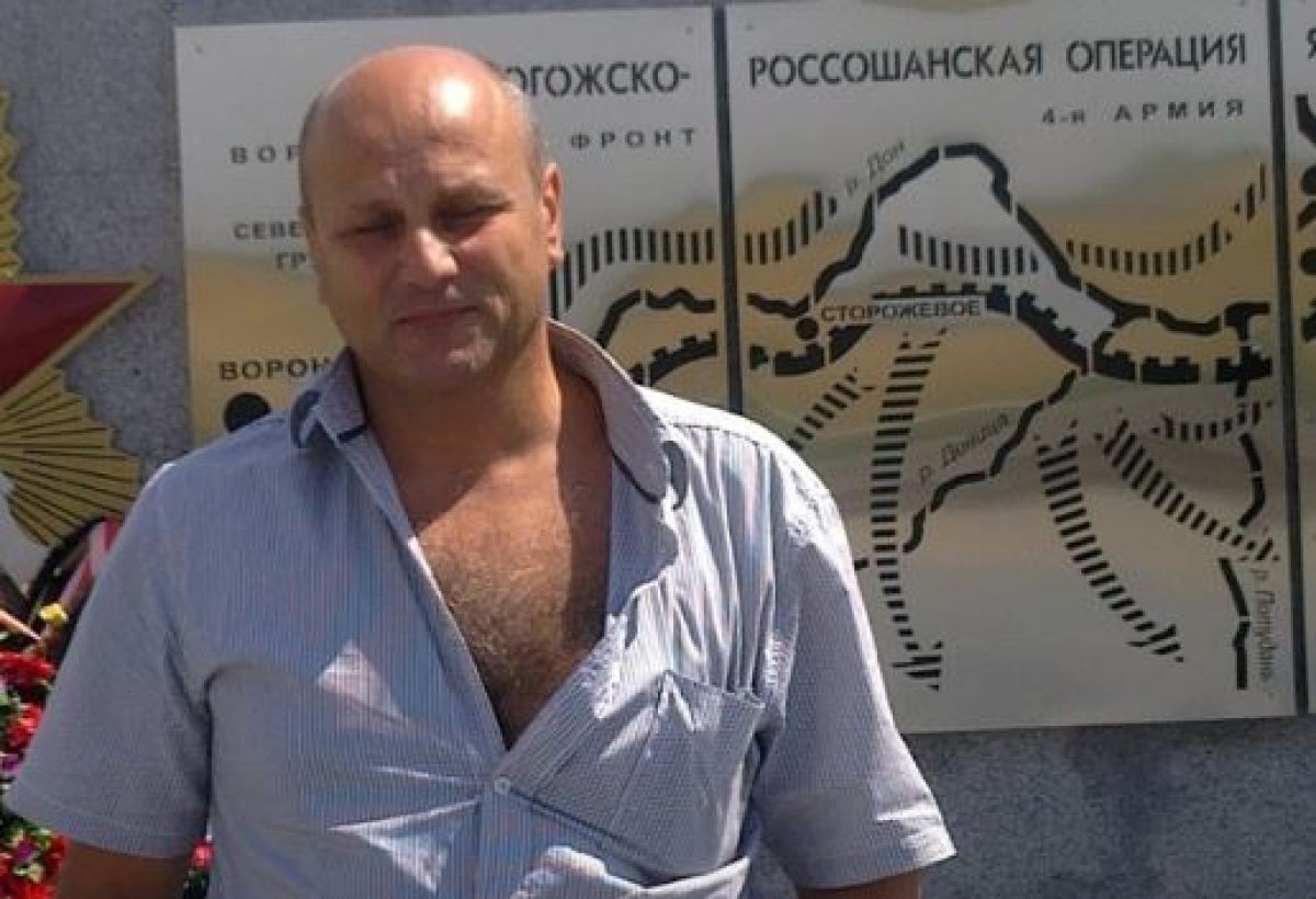 Экс-директора Воронежского ветсанутильзавода Геннадия Долбню отправили на месяц в СИЗО     Подозреваемого в покушении на мошенничество  ч. 3 ст. 30, ч. 4 ст. 159 УК РФ  и поджоге  ч. 2 ст. 167 УК РФ , отправили в СИЗО до 5 сентября. По делу о мошенничестве также была задержана супруга подозреваемого Ирина Руенкова, которая также является миноритарным акционером завода. Следствие считает, что супруги обманным путем, через фиктивный договор купли-продажи, захватили 75% акций предприятия на 14 млн рублей.  ↗  Прислать новость   Подписаться