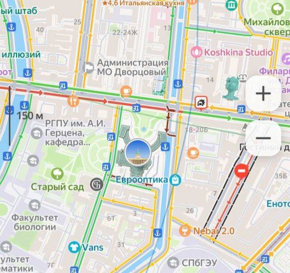 Мотоциклист протаранил ограждение прямо напротив метро «Невский проспект». Судя по видео, ему сейчас оказывают экстренную помощь. Выясняем обстоятельства. Собирается пробка — место в районе аварии начинает краснеть.
