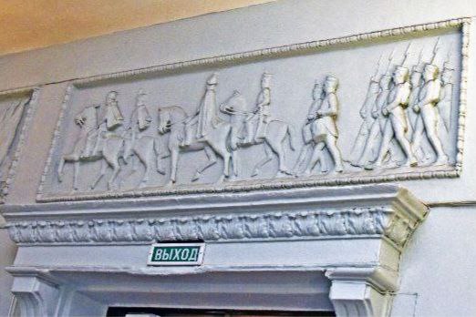 Здание Дома офицеров оно же объект культурного наследия Мариинская гимназия огородили строительными лесами подрядчик московское ООО Культреставрация начал восстановительные работы Проект реставрации был утвержден этим летом За его основу принят облик здания каким оно было в конце 1940 х начале 1950 х годов Фасад планируется в светлых тонах архитектурный декор кровля и цоколь в более темных контрастных тонах Культреставраторам также предстоит восстановить крышу и чердак здания которое на данный момент находится в удовлетворительном состоянии Реставрационные работы будут разделены на два этапа Сначала пройдет консервация объекта после этого подрядчик должен будет укрепить фундамент признанный непригодным Далее Культреставраторам также предстоит восстановить крышу и чердак здания которое на данный момент находится в удовлетворительном состоянии Завершение этих работ запланировано до конца 2027 года Стоимость 210 млн рублей Финансирование областной бюджет В начале 2026 года собираются разработать проект для второй фазы реставрации Его обещают профинансировать из федерального бюджета в рамках проекта Историческая память Тогда будут восстановлены оставшиеся фасады приведены в порядок окна и завершены внешние работы по всему периметру здания