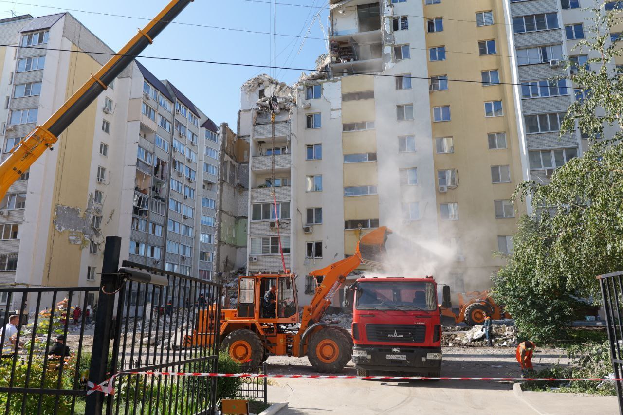 Взрыв на Блинова. В доме №4 начались восстановительные работы, дом №2 обещают охранять  Губернатор Роман Бусаргин и мэр Саратова Михаил Исаев обсудили ситуацию с домами на улице Блинова в Саратове, которые пострадали при взрыве 25 июля.  Как сообщает сегодня, 4 августа, пресс-служба губернатора, в доме №4 начались восстановительные работы - планируется заменить окна, восстановить кирпичную кладку и утеплить фасад. Кроме того, заключен договор на усиление строительных конструкций.  Дом №2, где произошел взрыв, также будет обследован специалистами. Им предстоит оценить техническое состояние подъездов 4 и 5. Глава региона подчеркнул, что «территория дома должна быть под постоянной охраной», а на месте должны дежурить соответствующие службы.  Читать дальше: