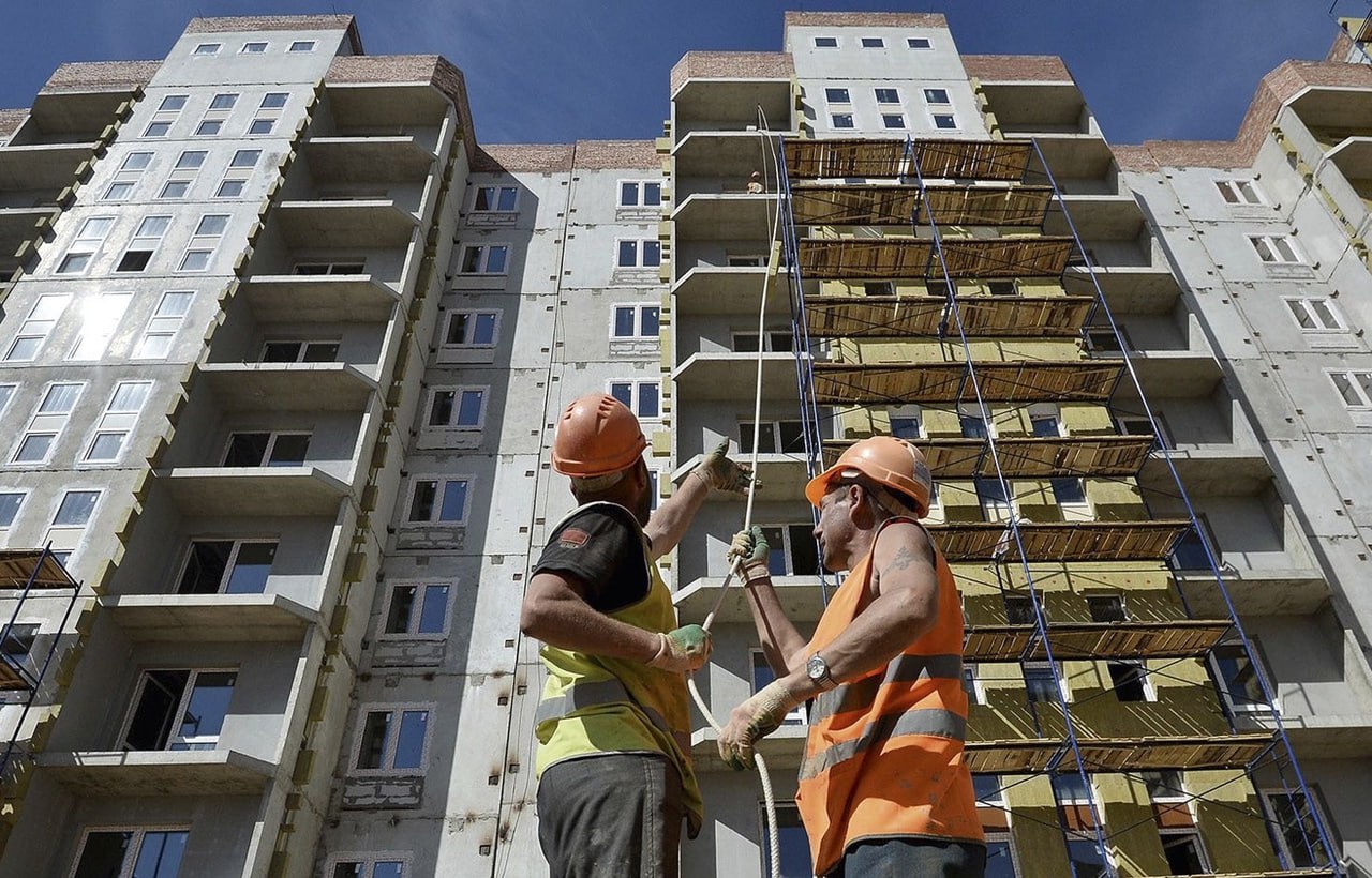 Почти 300 тыс. кв. м нового жилья планируется ввести в эксплуатацию в ЛНР в этом году  Об этом в ходе правительственного часа в Народном Совете ЛНР сообщил министр строительства и ЖКХ Республики Игорь Жарков  «По блоку строительства у нас в этом году план мероприятий по вводу жилья в эксплуатацию — 298 тыс. кв.м», - проинформировал глава ведомства.  Министр отметил, что 154 тыс. кв. м из запланированных - в многоквартирных домах.  По материалам ЛИЦ