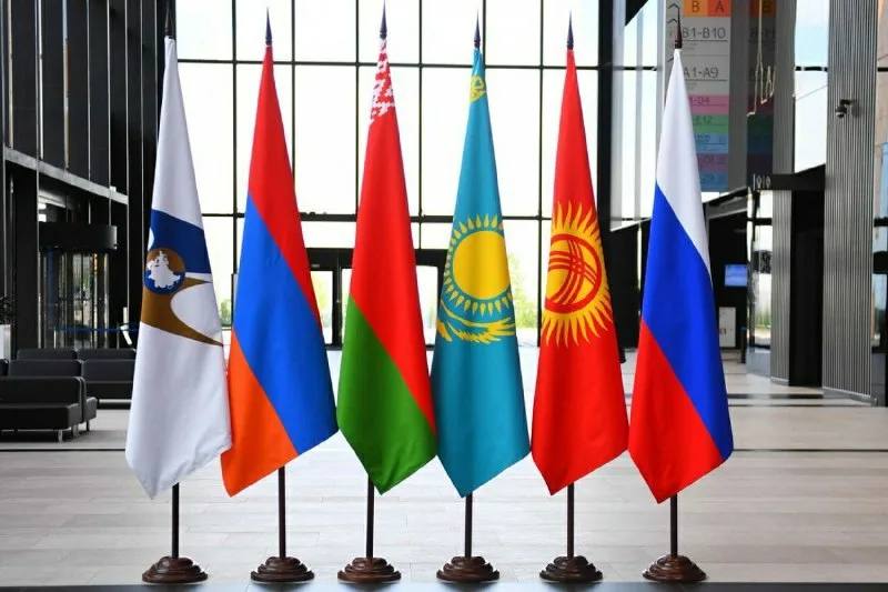 Товарооборот между Кыргызстаном и странами ЕАЭС составил 32% Почти треть товарооборота Кыргызстана 32% приходится на государства Евразийского экономического союза ЕАЭС . Об этом сообщил председатель Национального статистического комитета Бактыбек Кудайбергенов. Объем взаимной торговли республики со странами ЕАЭС в январе-мае этого года составил почти 1,9 млрд долларов. «В результате на взаимную торговлю с государствами ЕАЭС пришлось 32% общего товарооборота Кыргызстана, что составляет 43% экспорта и 30,3% импорта», — отметил Кудайбергенов. Южная служба новостей