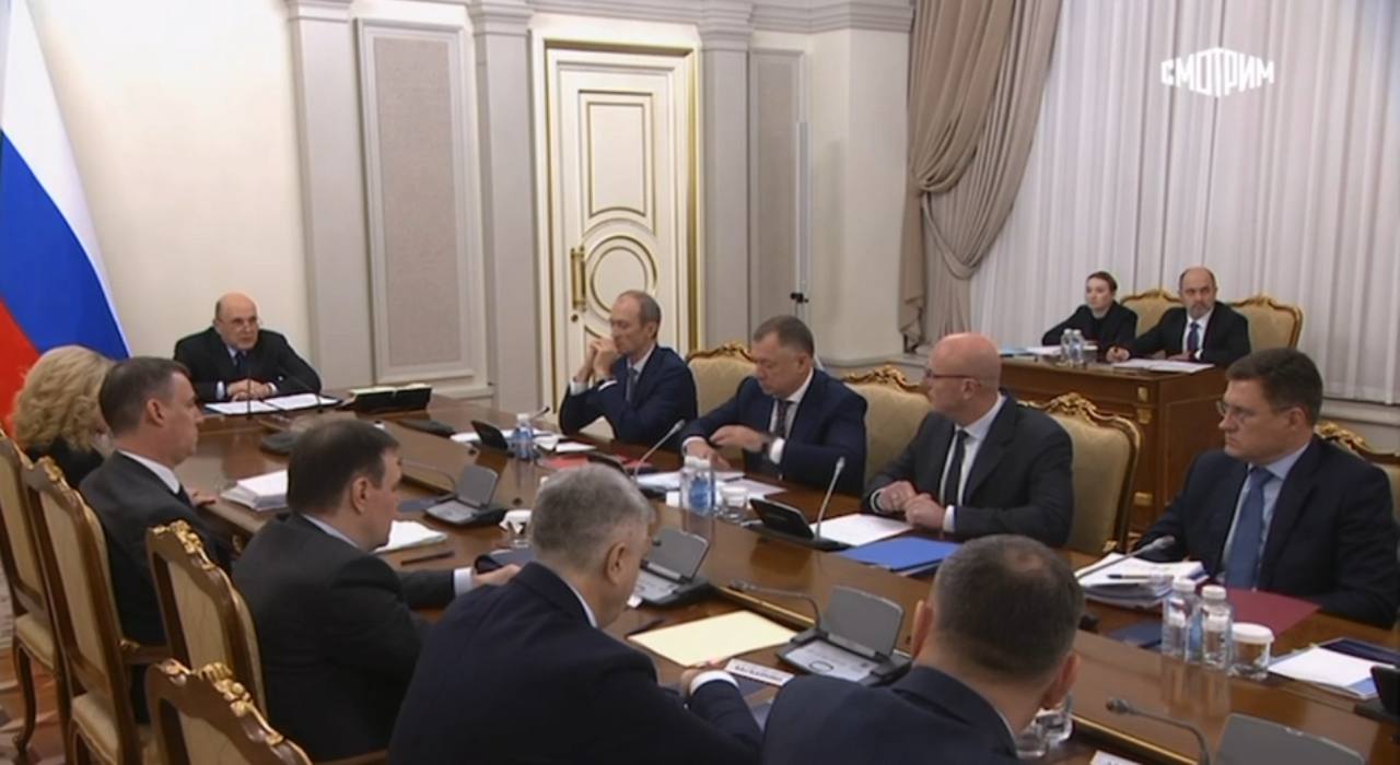 Мишустин провел совещание с вице премьерами Главное Транспортный узел в Новороссийске в ближайшие 5 лет планируется проложить около 50 километров дорог для движения поездов до 2030 года предусмотрено почти 70 млрл рублей В 2025 году направят дополнительно порядка 400 миллионов рублей в рамках нацпроекта Эффективная транспортная система В рамках КРТ комплексного развития территорий в проработке около 1800 территорий площадью почти 41 тыс га на которых можно построить 300 миллионов кв м новой недвижимости для расселения ветхого и аварийного жилфонда В рамках проектов КРТ введено в эксплуатацию 3 миллиона квадратных метров жилой и нежилой недвижимости В 37 регионах с низким уровнем социально экономического развития реализация КРТ осуществляется с федеральной поддержкой на эти цели до 2030 года предусмотрено 120 миллиардов рублей Инфраструктурные кредиты на эти цели выдаются российским субъектам под 3 годовых на срок до 15 лет По линии инфраструктурных бюджетных и специальных казначейских кредитов завершено более 780 объектов и мероприятий введено в эксплуатацию 500 км дорог также 430 объектов ЖКХ включая 1500 км построенных новых инженерных сетей регионы получили 8300 новых транспортных средств