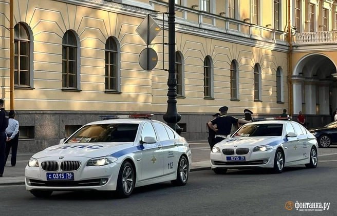 Старший инспектор отдельного специализированного батальона ГАИ Петербурга капитан Ковальчук оказался подозреваемым по уголовному делу Ему вменяют хищение и халатность Накануне утром он пытался слить бензин из служебной Тойоты Камри электронасосом но произошло короткое замыкание Канистру отшвырнуло и топливо обдало две служебные BMW из машин сопровождения ВИП персон и высшей власти Возгорание удалось потушить однако сумма ущерба от повреждения машин оказалась нешуточной в отличие от стоимости слитого топлива Остальные автомобили отправили на химчистку Telegram Все каналы Фонтанки Max