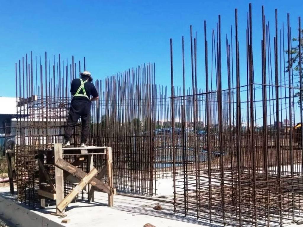 На пяти объектах в Иркутске продолжаются работы по благоустройству. На «Аллее здоровья» высадили саженцы елей. Подрядчик приступил к устройству сквозного проезда с парковки на 19-й Советский переулок. В Комсомольском парке красят металлические элементы ограждений. Вывезли опоры старого канатного парка, который был демонтирован. На площади Декабристов приступили к укладке плитки на тротуарах. Ранее необходимые материалы, в том числе песок, были завезены на территорию. Возле танка «Иркутский комсомолец» устанавливают бордюры. Помыли бетонный постамент. На острове Юность проводились работы по установке опалубки и бетонированию плиты перекрытия. Параллельно ведется устройство армокаркаса.