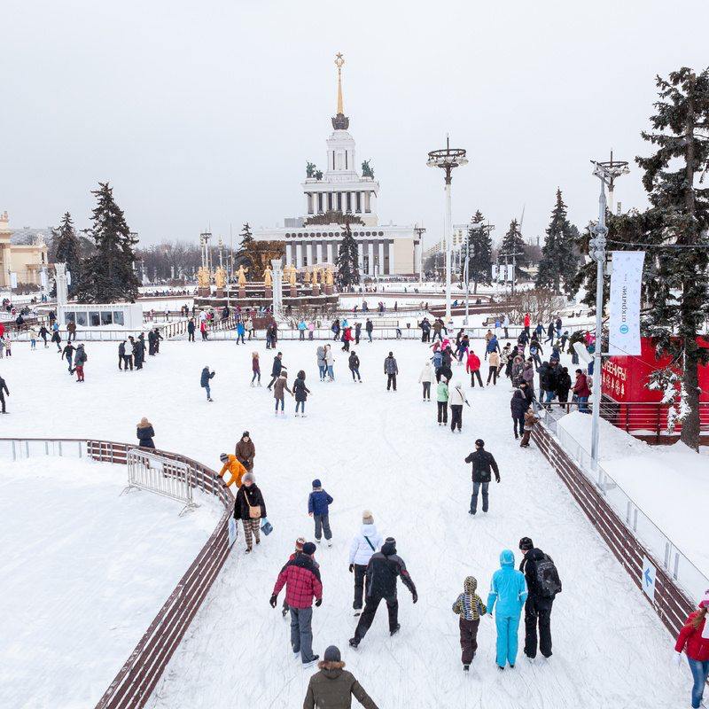 Стало известно, когда откроются главные катки Москвы  Праздники всё ближе, и столица спешно готовится к открытию зимних локаций. На 22-23 ноября в Москве намечен запуск катка на ВДНХ, а на 5 декабря — ГУМ-катка на Красной площади.  Для всех желающих каток на Красной площади будет доступен уже 6 декабря. Ледовая площадка проработает до февраля. На ней всё будет способствовать погружению в зимнюю сказку — от нарядной ёлки до иллюминации и развлекательной программы. В последнюю войдут театрализованные представления, звёздные мастер-классы, весёлые праздники.  #турслёт_новости