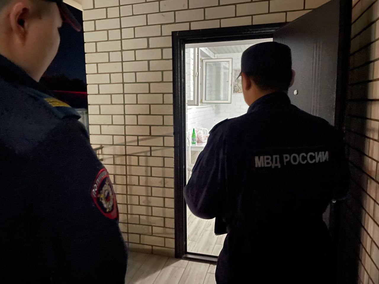 В Элисте задержаны двое за умышленное причинение вреда здоровью Полиция отмечает рост преступлений, связанных с алкогольным опьянением. Накануне в Элисте были задержаны двое местных жителей по подозрению в умышленном причинении телесных повреждений. Первая драка произошла у кафе, где двое мужчин в пьяном виде устроили потасовку. Один пострадал и был госпитализирован. Во втором случае, после совместного распития спиртного, мужчина нанес легкие травмы своей сожительнице. Оба задержанных могут быть привлечены к уголовной ответственности. Прокуратура продолжает мониторинг ситуации. Фото: МВД Калмыкия Быть в курсе Прислать новость
