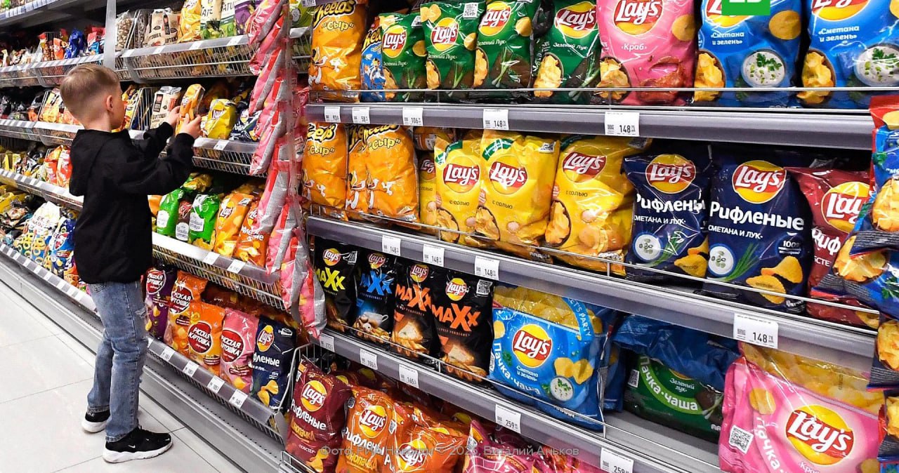 Экспорт российских чипсов достиг рекорда За границу поставили 56 тыс тонн снека на 248 млн долларов В натуральном выражении это на 6 превышает результаты позапрошлого года а в деньгах 23 пишут Известия Наибольший объем приходится на Европу на втором месте Северная Америка а на третьем страны Азиатско Тихоокеанского региона По данным ITC Trade Map по итогам 10 месяцев 2025 года Россия занимала 6 е место в списке крупнейших мировых экспортеров чипсов уступая лишь Нидерландам Бельгии США Канаде и Польше А вы как живете на чипсовой тяге да я чипсовый сомелье только по праздникам нет чипсы от лукавого Фото Виталий Аньков РИА Новости   на связи в TG MAX VK
