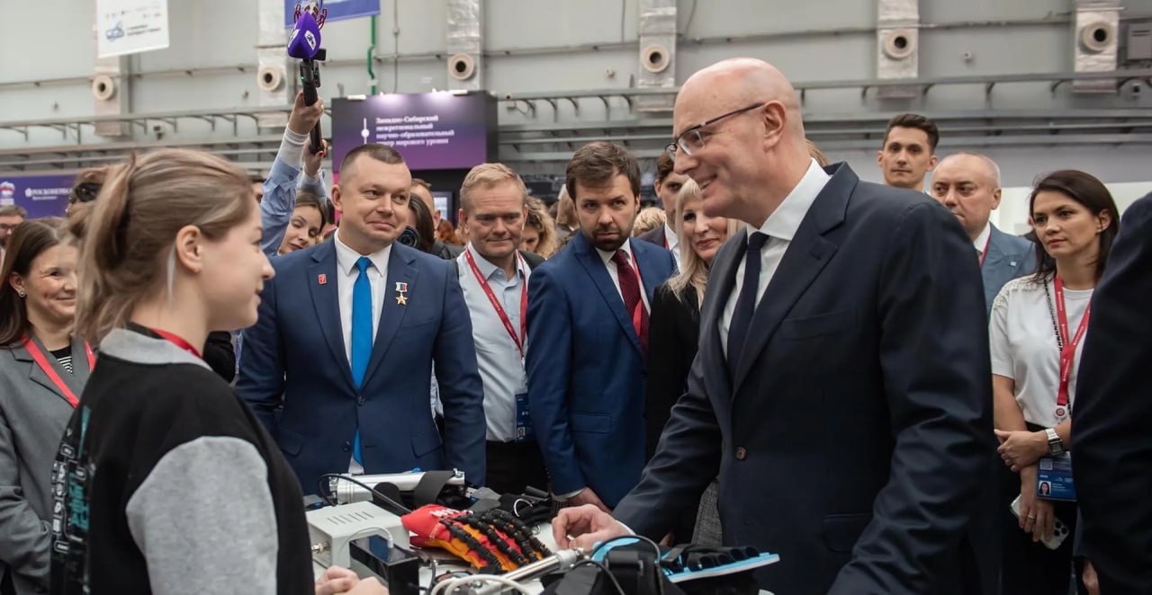 Число участников Конгресса молодых ученых выросло почти втрое за 5 лет Количество участников Конгресса молодых ученых КМУ за 5 лет увеличилось почти в 3 раза и достигло 9 тысяч человек сообщили в аппарате вице премьера РФ Дмитрия Чернышенко со ссылкой на его слова Проведение мероприятия соответствует задачам нацпроекта Молодежь и дети Вы видите что Конгресс молодых ученых действительно состоялся За 5 лет количество участников увеличилось в 3 раза до 9 тысяч человек Конгресс молодых ученых крупнейшее после ПМЭФ мероприятие в нашей стране Важно что у более 40 делегатов есть ученые степени Здесь собрались самые талантливые и амбициозные умы нашей страны сказал Чернышенко Он напомнил что в XX веке технологическое превосходство нашей страны обеспечили два проекта атомный и космический а сильная суверенная научно техническая база продолжает оставаться залогом устойчивого развития России Вице премьер подчеркнул что по оценке Минэкономразвития номинальный ВВП России к 2030 году достигнет 315 трлн рублей Рост расходов на науку должен составить 2 от ВВП это более 6 трлн рублей Наш главный двигатель это молодежная наука Мы делаем на нее ставку Друзья вы не только сами горите новыми идеями но и вдохновляете всех включая своих наставников которых вы удивляете восхищаете своими результатами Многие молодые исследователи уже возглавляют собственные коллективы например руководят молодежными лабораториями отметил Чернышенко Он обратил внимание что в России создается сеть из восьми уникальных установок класса мегасайенс Уже заканчивается строительство одной из них Сибирского кольцевого источника фотонов в Новосибирске который станет первым в мире по мощности источником синхротронного излучения Вице премьер отметил что развитию научной кооперации также способствует программа Мегагрантов которая в этом году передана в Российский научный фонд Фото Аппарат вице премьера РФ Дмитрия Чернышенко сделановроссии Подписывайтесь на Сделано в России