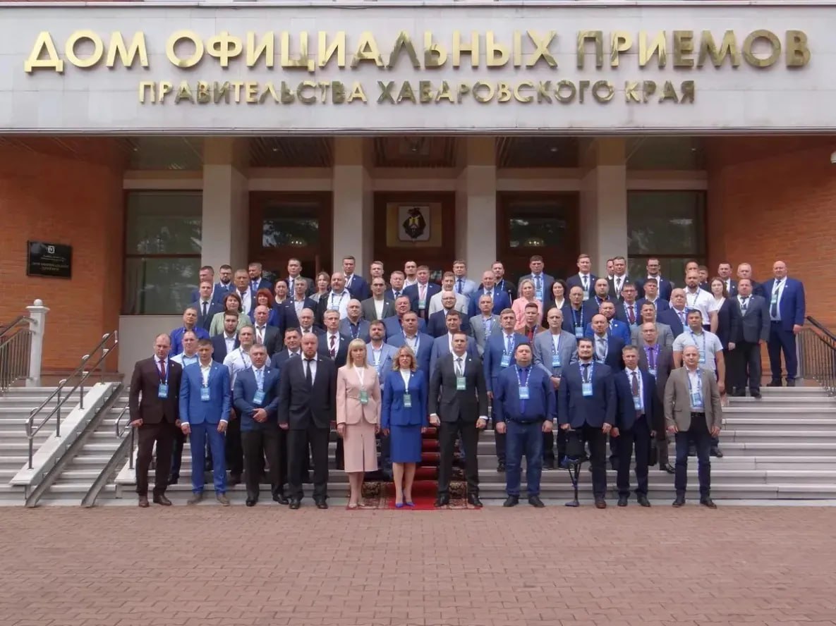 Участники хабаровской программы Герои Vостока продолжат обучение В понедельник 25 августа участники краевой программы Герои Vостока приступят к теоретическим занятиям в рамках второго учебного модуля Программа обучения для участников и ветеранов СВО Герои Vостока разработана по инициативе губернатора Хабаровского края Дмитрия Демешина Проект аналог федеральной инициативы Время героев создан для того чтобы подготовить будущих служащих органов исполнительной власти сотрудников региональных отделений общероссийских организаций Более 500 ветеранов СВО подали заявки на участие после прохождения отборочных этапов к занятиям приступили 50 человек С 31 мая по 11 июня они обучались по программе первого учебного модуля Сейчас завершают стажировки с наставниками руководителями министерств и комитетов краевого правительства ведущих предприятий региона todaykhv