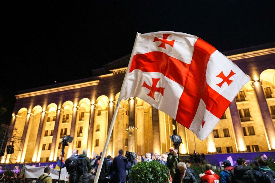 В Грузии ограничат партийную деятельность членов запрещенных политических партий В Грузии вступили в силу изменения внесенные правящей партией Грузинская мечта в закон О Конституционном суде Грузии Согласно новым правилам члены политических партий признанных нарушающими принципы Конституции будут отстранены от любой партийной деятельности Это означает что такие лица не смогут участвовать в парламентских или муниципальных выборах занимать высокие должности вступать в другие партии или создавать новые политические организации