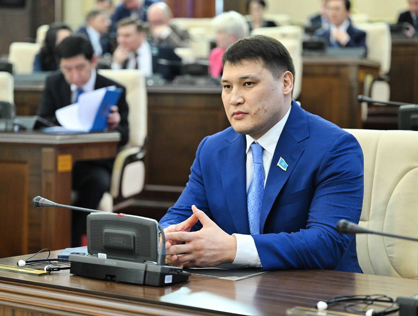 Руслан Берденов получил новую работу а именно возглавил Центр развития Алматы Бывший замакима Шымкента переживший покушение в конце августа покинул должность Недавно он присутствовал на матче Кайрат Реал 21 апреля как вы помните в Берденова стреляли возле здания акимата 20 августа суд признал нападавшего Ернара Жиембая виновным и приговорил его к 9 годам лишения свободы в колонии средней безопасности