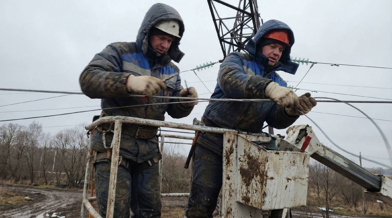 Жителей Запорожской области призывают к экономии электроэнергии Губернатор региона Евгений Балицкий сообщает что энергетики работают над восстановлением поврежденной линии электропередач обеспечивающей электроснабжение Северо Запада Запорожской области В настоящее время специалисты проводят необходимые работы по набору нагрузок для стабилизации системы В связи с этим жителей региона просят по возможности ограничить использование мощных электроприборов Это позволит оборудованию работать в более щадящем режиме и ускорит восстановление нормального энергоснабжения Подписывайтесь на Запорожский вестник в MAX Telegram и ВКонтакте и делитесь с близкими