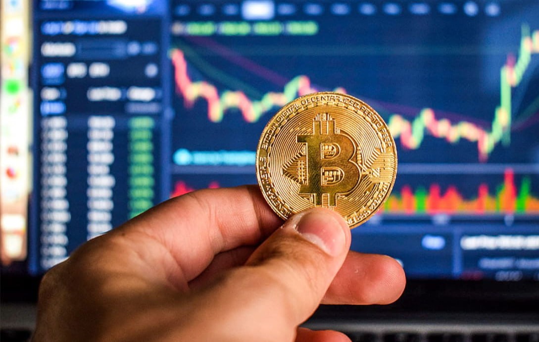 Банки начали выдавать кредиты под залог биткоина Кредитование юрлиц под залог биткоина запустил Совкомбанк Кредит будет доступен любым юрлицам соответствующим условиям банка Цифровая валюта должна находиться в официальном владении заемщика отчетность за последний год должна быть сдана в ФНС отсутствие просрочек по кредитам налогам пошлинам Ставка по кредиту плавающая До сих дальше тестовых экспериментов банки идти не готовы В конце 2025 года Сбербанк провел пилот по выдаче корпоративного кредита под залог криптовалюты Остальные банки пока воздерживаются от предложения подобных услуг бизнесу из за отсутствия нормативного регулирования По мнению экспертов потенциально такой продукт интересен но в условиях высокой ключевой ставки и сильного рубля без существенного дисконта он рискует остаться нишевым fatcat18