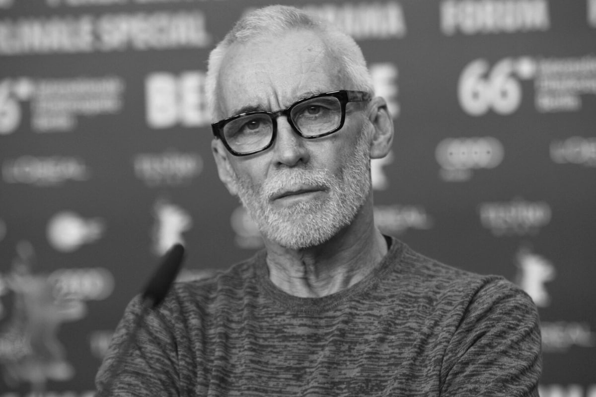 Новозеландский режиссер Ли Тамахори известный по фильму о Джеймсе Бонде Умри но не сейчас 2002 скончался на 76 м году жизни Об этом сообщила радиостанция Radio New Zealand RNZ со ссылкой на заявление семьи покойного Отмечается что Тамахори умер дома в окружении близких Его режиссерский дебют состоялся в 1994 году с фильмом Когда то были воинами а международное признание принесли картины Скала Малхолланд 1996 и Двойник дьявола 2011 Всего в фильмографии режиссера 16 работ Ли Тамахори родился в 1950 году в Веллингтоне Его бондиана Умри но не сейчас с Пирсом Броснаном в главной роли стала четвертым фильмом об агенте 007 собравшим в прокате более 400 млн долларов Новости Азербайджана Написать нам ruoxuaz ДжеймсБонд ПирсБроснан Случайсмерти НоваяЗеландия