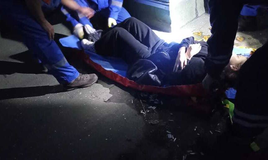 19-летняя девушка упала с 13 на 10 этаж, спасая котёнка Инцидент произошёл ночью 6 июня в 3.00, в многоэтажке по улице Путиловская. Девушка пыталась добраться до котёнка, застрявшего на балконе 13 этажа, но сорвалась и упала на крышу 10 этажа, сообщили в управлении Алтайского края по делам ГОЧС и ПБ. Медики и полиция прибыли оперативно, но доступ к пострадавшей был затруднён. Спасатели с помощью спецоборудования поднялись на крышу, где девушка лежала в сознании с болями в ногах. Её эвакуировали на носилках и передали врачам. ТОЛК