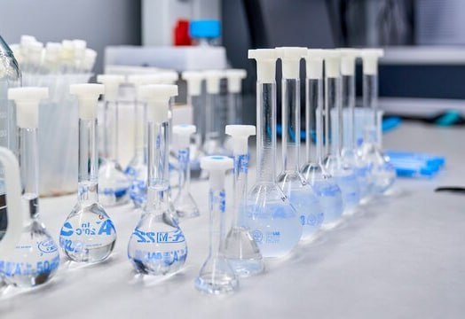 Российские специалисты готовы представить первый в мире препарат против болезни Бехтерева Сенипрутуг Он точечно воздействует на аутоиммунные клетки без подавления иммунитета Препарат вводят раз в полгода год что снижает риск привыкания Разработка заняла почти два десятилетия Болезнь Бехтерева поражает суставы позвоночника и таза вызывая боли и ограничение подвижности naukaitochka