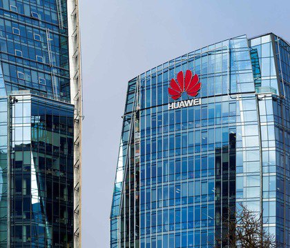 HUAWEI строит крупнейший завод по выпуску чипов для снижения зависимости от иностранных поставщиков Компания HUAWEI приступила к строительству нового производственного комплекса в Шэньчжэне, который станет важным элементом вертикальной интеграции в выпуске процессоров Kirin и Ascend и должен укрепить технологическую независимость Китая в полупроводниковой сфере. Читать далее