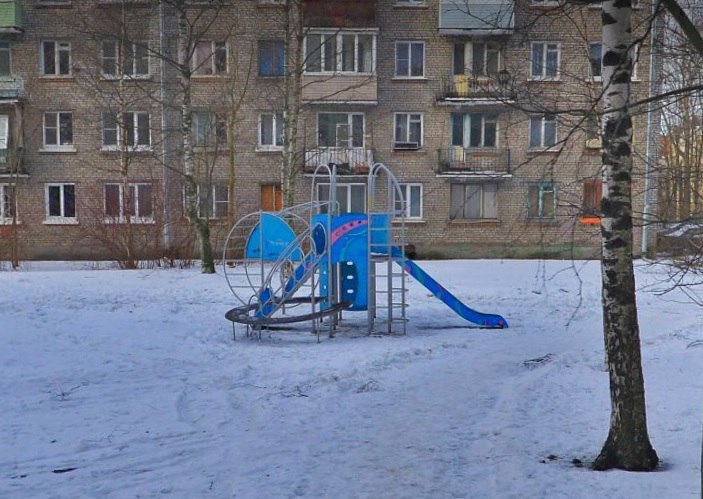 Очередная причина, почему нужно заставлять УО поддерживать игровое оборудование на детских площадках в нормальном техническом состоянии — угроза демонтажа по предписанию надзорных органов. Ребёнок получил травму на детской площадке во дворе доме 30 по пр. Энергетиков в Санкт-Петербурге. Прокуратура Красногвардейского района г. Санкт-Петербурга провела проверку исполнения законодательства о безопасности несовершеннолетних. При проведении прокурорской проверки установлено, что детская игровая площадка не соответствует нормативным требованиям, игровые элементы находятся в неудовлетворительном техническом состоянии. В настоящее время опасное игровое оборудование демонтировано. Кроме того, прокуратурой Красногвардейского района г. Санкт-Петербурга решается вопрос о подаче искового заявления о взыскании компенсации морального вреда в пользу пострадавшего несовершеннолетнего. А что получат дети из этого двора взамен демонтированной площадки?