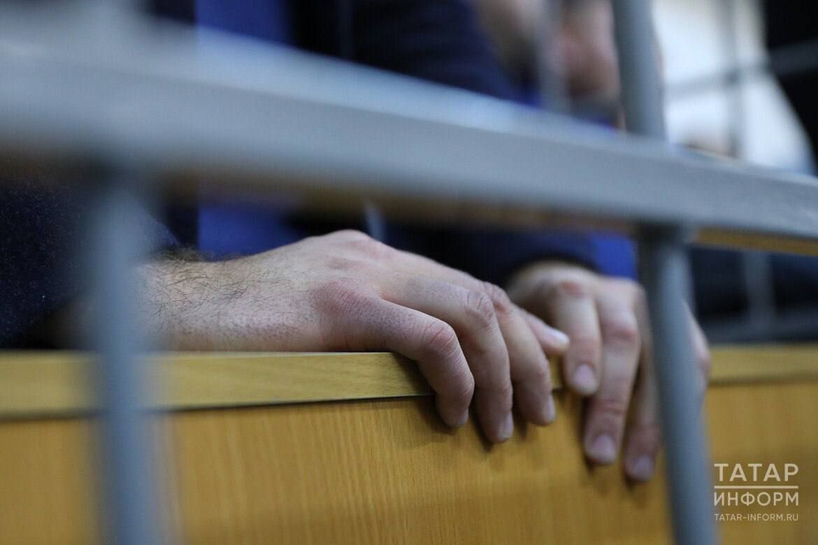 До 15 лет тюрьмы грозит татарстанцам за подделку договоров для мигрантов В Татарстане девять местных жителей предстанут перед судом по делу о фиктивной регистрации иностранных граждан. По версии следствия, в течение двух лет они подделывали трудовые договоры и договоры аренды жилья, на основании которых регистрировали мигрантов, фактически не проживавших и не работавших по указанным адресам. Таким образом, было незаконно оформлено около 3,5 тысяч иностранцев. Уголовное дело уже направлено в суд. Обвиняемым грозит до 15 лет лишения свободы по соответствующим статьям Уголовного кодекса РФ. -24 Отправить новость