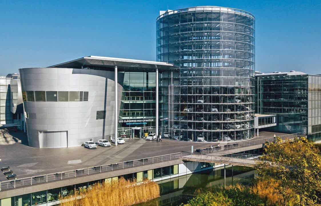 Volkswagen завтра впервые за 88 лет закроет автозавод в Германии Предприятие в Дрездене на пике выпускало до 200 тысяч машин в год Причины закрытия экономический и энергетический кризисы в результате которых были сокращены 35 тысяч сотрудников Германия осталась без дешёвых ресурсов потеряла конкурентоспособность и получила доппошлины США Сказались и последствия санкций против России