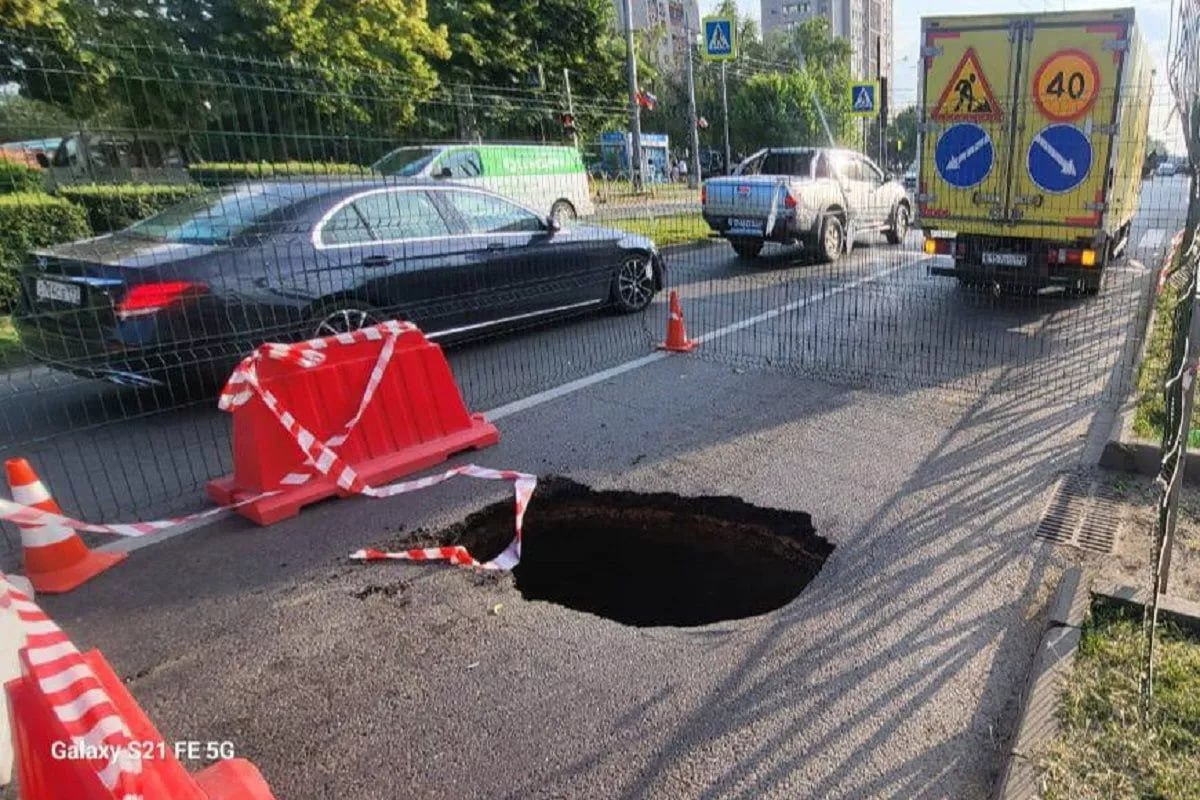 Семиметровый провал образовался на дороге по ул. Сормовской в Краснодаре. Обрушение произошло на железобетонном коллекторе диаметром 600 мм по улице Тюляева, 2. Специалисты ООО «Водоканал Краснодар» приступили к ликвидации провала на сетях водоотведения. В связи с проведением ремонтных работ по улице Сормовской будет ограничено движение по двум полосам в сторону улицы Тюляева. Кубанские Новости