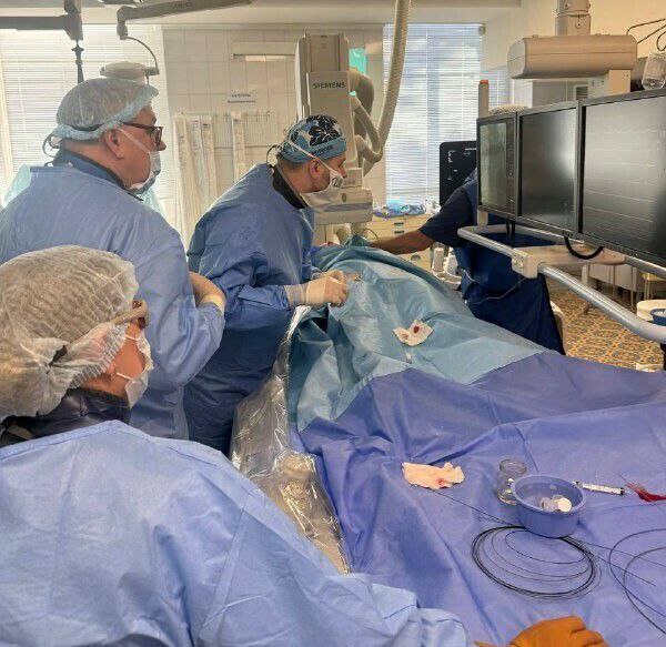 Уникальную операцию полуторагодовалому пациенту провели в Клинике кардиохирургии в Благовещенске Ее совместно выполнили главный врач Александр Коротких и доктор медицинских наук профессор из Москвы Александр Осиев Малыша оперировали по поводу дефекта межпредсердной перегородки Его закрыли окклюдером специальным устройством которое закрывает патологическое отверстие Раньше устранить дефект межпредсердной перегородки можно было только путем открытой операции на сердце При помощи окклюдера это стало возможно сделать эндоваскулярно и малотравматично для пациента Врачи при помощи специальных инструментов доставляют устройство в сердце через вену и закрывают им дефект При этом взрослым пациентам при таком вмешательстве не требуется даже общий наркоз во время операции они остаются в сознании Это не первые операции по установке окклюдеров в нашем регионе мы выполняем их с 2008 года Уникальность в том что одному из пациентов был один год и пять месяцев и у него был большой дефект требующий коррекции в ранних сроках Если его не откорректировать у ребенка могут произойти необратимые изменения которые в последующем приведут к инвалидизации Раньше операции таким маленьким детям выполнялись в федеральных центрах Хабаровска Новосибирска и более крупных клиниках Но даже там детям в таком возрасте их проводили очень редко это всегда были исключительные случаи рассказывает Александр Коротких Всего за два дня в клинике было выполнено 13 операций по закрытию дефектов межпредсердных перегородок в 11 случаях были установлены окклюдеры При этом 6 операций были проведены детям Самому младшему пациенту было меньше полутора лет а самому старшему 72 года Все операции проведены для пациентов бесплатно по профилю высокотехнологичной медицинской помощи сообщает пресс служба Амурской медакадемии Подпишись на Amur life Мы в МАХ