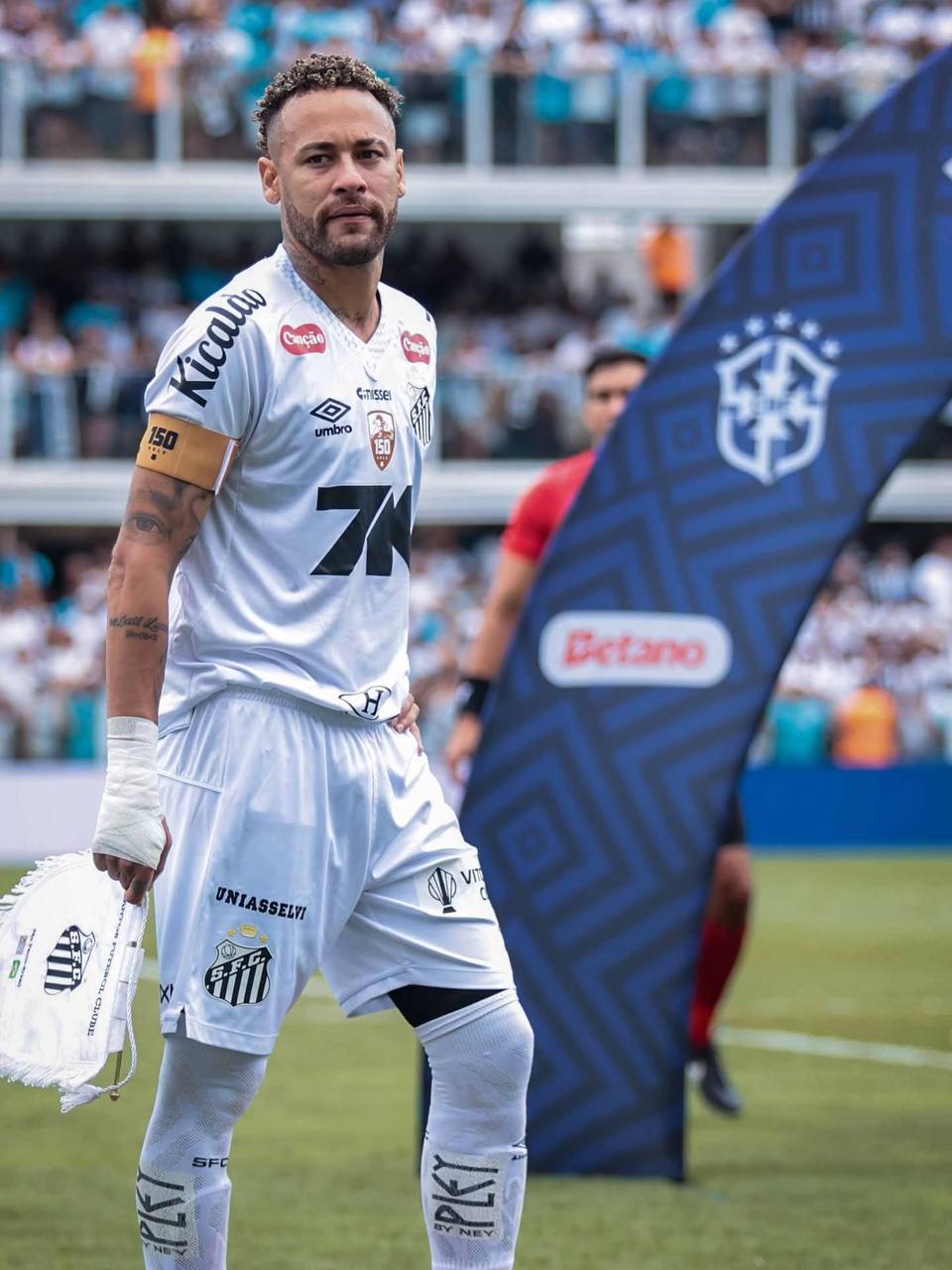 Неймар может продолжить карьеру во Фламенго для подготовки к ЧМ 2026 Руководство и игроки бразильского клуба настаивают на подписании форварда и намерены ему помочь подготовиться к мировому первенству Однако Сантос за который сейчас выступает нападающий продолжает активно вести переговоры с 33 летним игроком о продлении контракта Ранее СМИ сообщали что бразилец получил травму мениска повреждение может помешать ему участвовать в чемпионате мира Подписывайтесь на РИА Новости Спорт в MAX