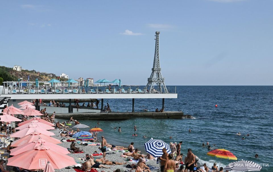 В Крыму из за шторма закрыли пляжи СИМФЕРОПОЛЬ 8 сен РИА Новости Купание в море в Ялте и прибрежных поселках округа запрещено из за шторма сообщила в понедельник глава администрации Ялты Янина Павленко Ранее Павленко сообщала что купальный сезон в Ялтинском регионе в этом году будет продлен из за хорошей погоды до 15 октября Волнение моря на пляжах Ялтинского региона 4 балла по шкале Бофорта и продолжает расти Купание на пляжах и выход на гидротехнические сооружения запрещены написала она в Telegram канале Она рекомендовала поднять на мачтах пляжей красные флаги купание запрещено не допускать посетителей пляжей к урезу воды особое внимание уделить безопасности детей Температура прибрежной воды Черного моря в Ялте и др Подробнее