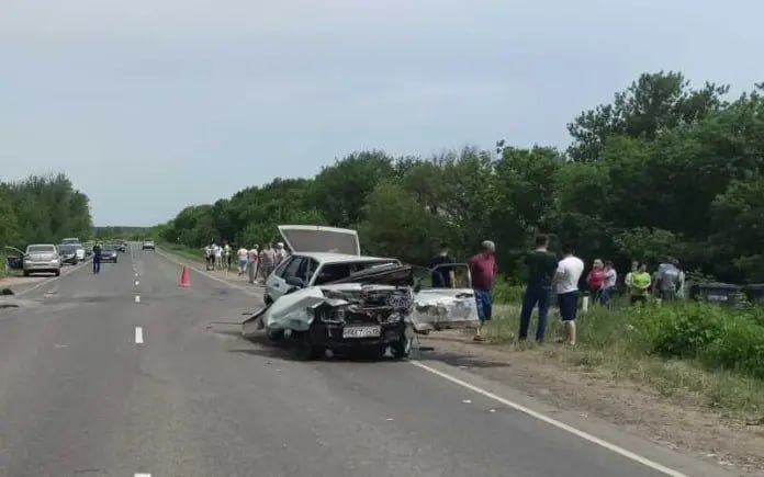 1 июня около 10 часов утра в Ковылкинском районе столкнулись “ВАЗ-2109” и “Лада Гранта”. Три человека погибли и еще четверо получили травмы. По предварительным данным МВД Мордовии, виновником аварии стал 56-летний водитель “девятки”. При выезде на главную дорогу он не пропустил “Гранту”. От удара 34-летнюю пассажирку “ВАЗа” выбросило из салона на дорогу, где по ней проехал “Рено Логан”. “В результате ДТП водитель, 68-летняя и 34-летняя пассажиры автомашины “ВАЗ-2109” от полученных травм скончались на месте”, — сообщили в МВД республики. В больницу госпитализировали 45-летнего водителя “Лады” и двух его попутчиков — 64-летнего мужчину и 59-летнюю женщину. Также госпитализация потребовалась 48-летнему пассажиру “девятки”. Будьте внимательны и осторожны на дорогах.