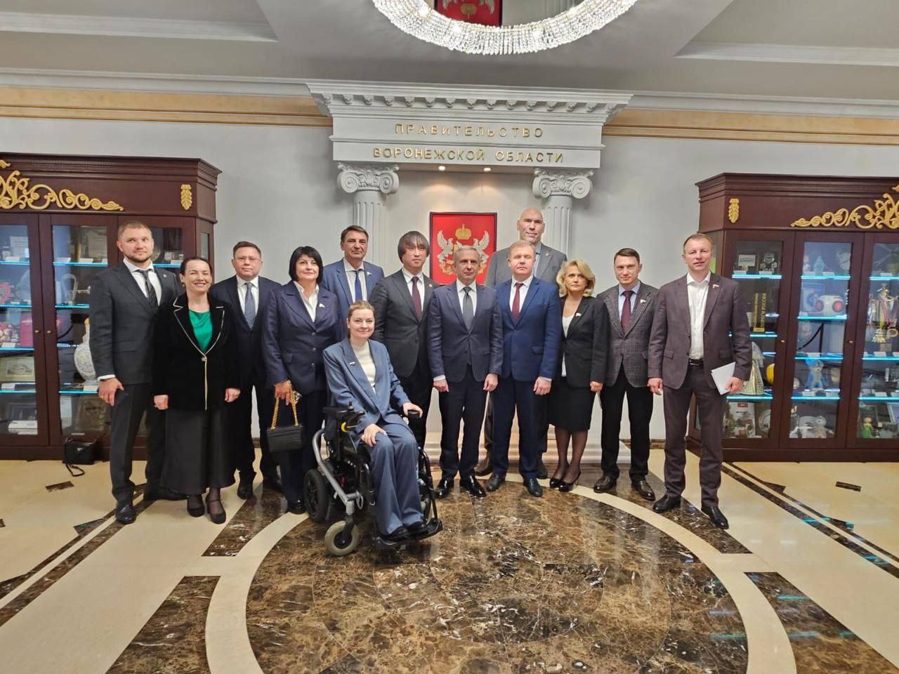 В Воронеже обсудили влияние туризма на комплексное развитие регионов России Внутренний туризм уже пятый год остается одной из самых быстрорастущих отраслей российской экономики. Объединяя в себе десятки других сфер, он позволяет комплексно развивать российские города и регионы, привлекать дополнительные средства и частные инвестиции. Сегодня для российских городов крайне важно иметь прочные межрегиональные связи с соседями. Привлекать гостей из других субъектов страны, продвигать собственные проекты и туристические программы. Хорошая инфраструктура и большой номерной фонд являются фундаментом туристической отрасли каждого региона. Их наличие дает возможность развивать разные виды туризма от событийного до транзитного. Опыт многих российских регионов показывает, что каждое направление туризма позволяет решать и социальные задачи развития регионов от культуры, образования и медицины до комфортной городской среды и создания новых высокооплачиваемых рабочих мест.