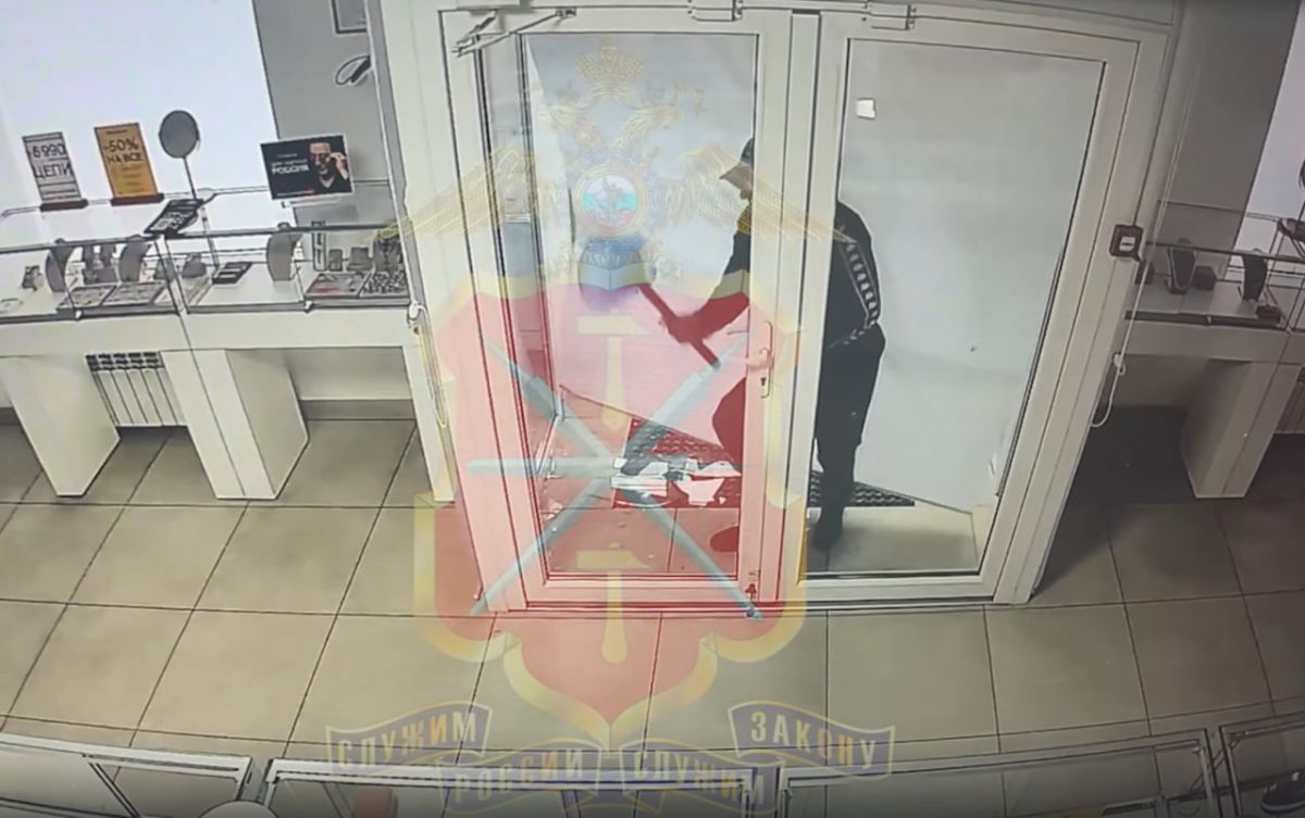 В Ивановской области скрывался вор украшений из ювелирного магазина в Туле Житель Саратовской области задержан оперативниками в Ивановском регионе, хотя преступный умысел в виде кражи украшений он совершил в Туле. Возбуждено уголовное дело. ↗ Прислать новость Подписаться