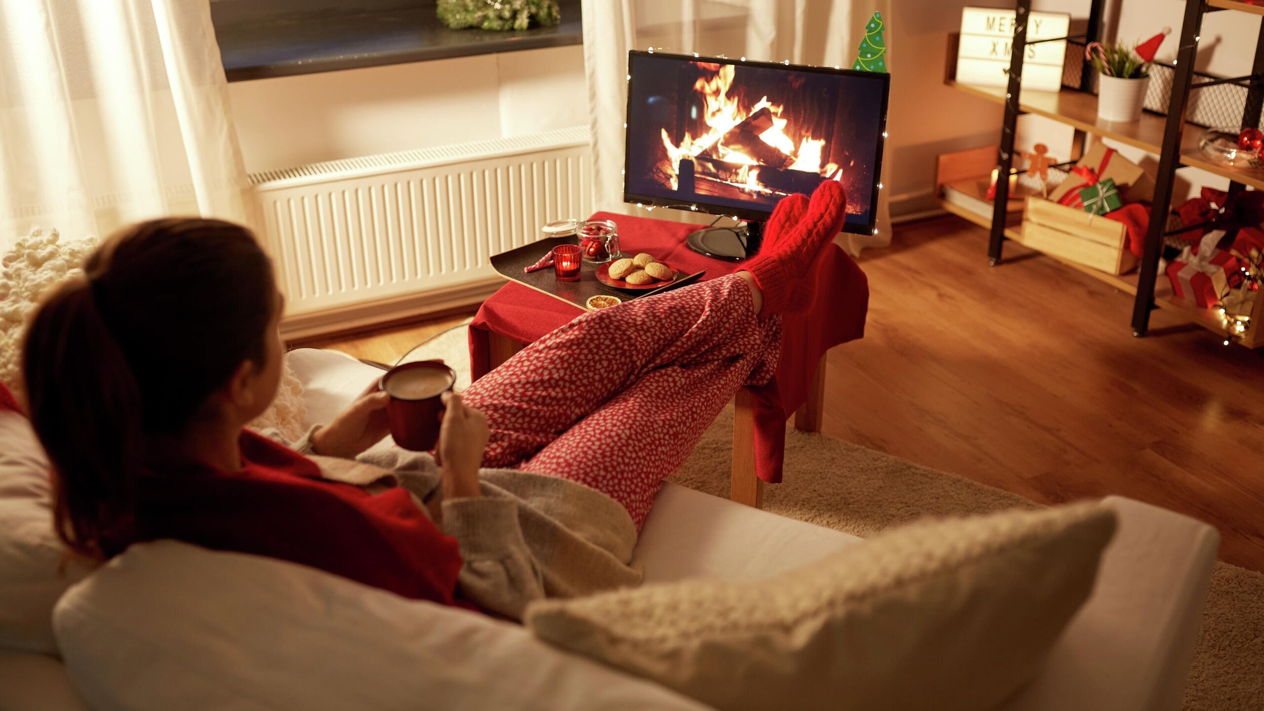 Каждый второй россиянин не будет смотреть новогодние шоу а почти треть выберут классические программы по федеральным каналам подсчитали для РИА Новости аналитики медиахолдинга Rambler Co Половина россиян 50 признались что не смотрят новогодние шоу Среди тех кому формат все же близок лидирует классика на федеральных каналах ее выбирают 31 Значительно реже зрители обращаются к онлайн версиям и нарезкам огоньков прошлых лет в соцсетях 8 праздничным проектам независимых студий в интернете 7 и новогодним стримам или спецвыпускам блогеров 4 говорится в исследовании в котором приняли участие 2 069 интернет пользователей При этом среди тех кто включает праздничный контент большинство воспринимают его как фон для проведения Нового года Почти четверть смотрят новогодние шоу фрагментами отдельными номерами или выступлениями Лишь 10 включают новогодние программы целиком и еще 10 предпочитают откладывать просмотр на потом