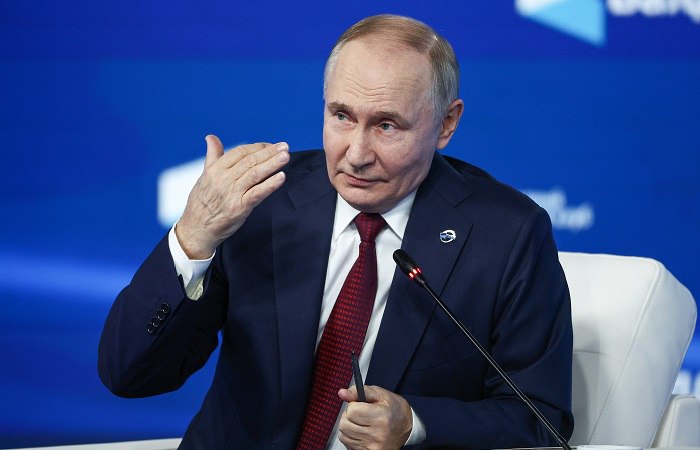 Потребление первичных энергоресурсов в мире растет и попытки вытеснить российскую нефть с мирового рынка мгновенно отправили бы цену на уровень выше 100 за баррель заявил президент РФ комментируя предложения задерживать танкеры с российской нефтью Путин подчеркнул что это не в интересах экономики в том числе Европы Фото Сергей Булкин ТАСС interfaxonline