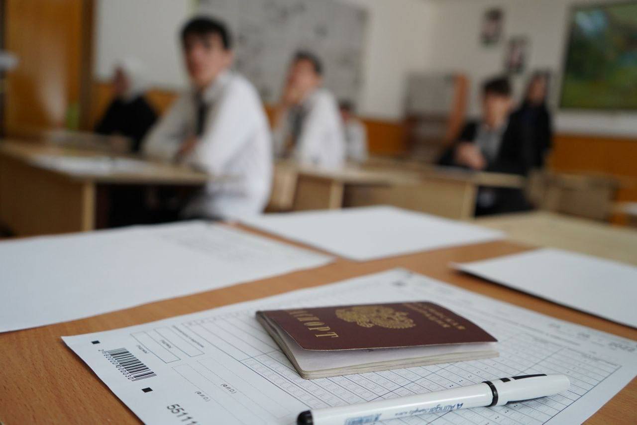 В Оренбургской области более 900 участников ЕГЭ планируют пересдать один из предметов   Дополнительные дни пересдачи единого государственного экзамена  ЕГЭ  по одному из предметов – 3 и 4 июля. Дополнительные дни для сдачи ЕГЭ были введены по инициативе Президента России. Впервые в расписании экзаменов они появились в 2024 году.  Возможностью пересдать экзамен пользуются выпускники текущего года, желающие улучшить свой результат, что может сыграть важную роль при поступлении в высшие учебные заведения. В регионе организована работа 8 пунктов проведения экзаменов.  В дополнительные дни выпускники могут по своему желанию пересдать один из сданных предметов ЕГЭ: 3 июля – иностранные языки  письменная часть , информатика, литература, русский язык, физика, химия; 4 июля – биология, география, базовая и профильная математика, иностранные языки  устная часть , история, обществознание.  Основной период проведения единого государственного экзамена в 2025 году прошел с 23 мая по 11 июня. 3300 выпускников приняли участие в сдаче ЕГЭ по профильной математике в 2025 году, что на 300 участников больше по сравнению с 2024 годом. Также увеличилась доля сдающих химию, физику, информатику, биологию. Это выпускники, выбирающие специальности, способные в будущем обеспечить технологический суверенитет государства.  Итоги ЕГЭ для участников, планирующих сдавать их в дополнительные сроки, станут известны не позднее 14 июля.