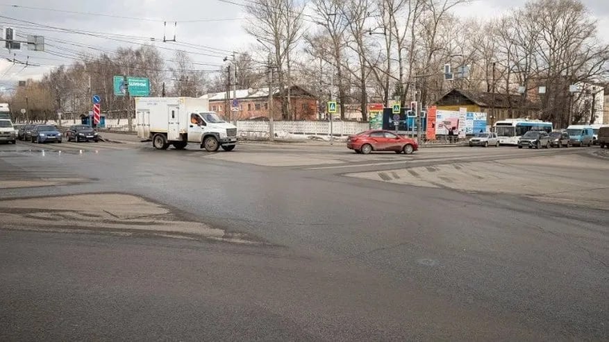 В Кирове обсуждается реконструкция перекрестка улиц Щорса и Производственной  На этой неделе на заседании Общественной палаты Кировской области подняли вопрос о срочном капитальном ремонте проблемного перекрестка улиц Щорса и Производственной.  Участники заседания выразили обеспокоенность действиями городских властей, которые ранее отказались от планируемой реконструкции, что в свою очередь привело к застройке территории торговыми объектами и ухудшению и без того непростой дорожной ситуации.  Начальник департамента городского хозяйства Николай Гнездов подтвердил необходимость проекта, однако отметил его высокую стоимость - для ремонта потребуется 838 миллионов рублей.  Городские власти обратились к областному правительству с просьбой включить проект в национальную программу "Инфраструктура для жизни", но ответа пока не поступило. В планах реконструкции не предусмотрено создание двухуровневой или кольцевой развязки; предполагается лишь уширение перекрестка и оптимизация дорожного движения.