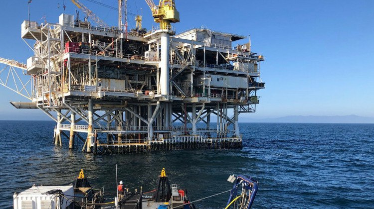 Акции американских нефтяных компаний готовятся к резкому росту из за ситуации в Венесуэле Американские нефтяные компании ожидают роста акций из за возможного доступа к венесуэльским нефтяным запасам передает ArbatMedia Инвесторы с оптимизмом отреагировали на перспективу расширения присутствия США в нефтяной отрасли Венесуэлы На предрыночных торгах бумаги Chevron которая остаётся единственной крупной американской компанией продолжающей работать в стране показали рост более чем на 7 Положительная динамика также наблюдается у поставщиков оборудования и услуг для нефтедобычи в частности у Halliburton Это связано с ожиданиями что американские фирмы смогут активнее участвовать в разработке венесуэльских месторождений В то же время эксперты подчёркивают что восстановление нефтяной инфраструктуры Венесуэлы потребует значительных вложений и времени По их словам полной модернизации отрасли может потребоваться не один год и миллиарды долларов инвестиций Прислать новость